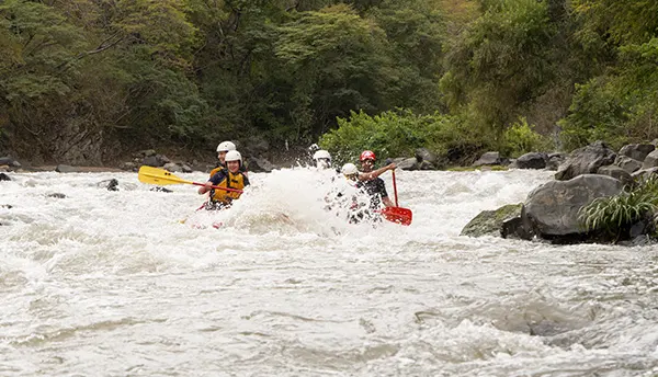 Balsa practicando rafting en la sección Alto Amacuzac con Ríos Mexicanos