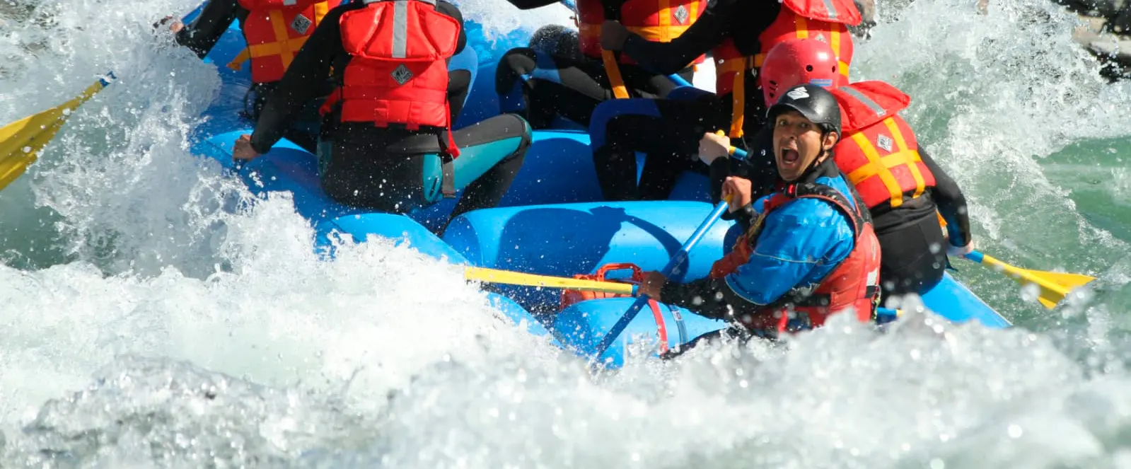 José posando al romper una ola practicando rafting