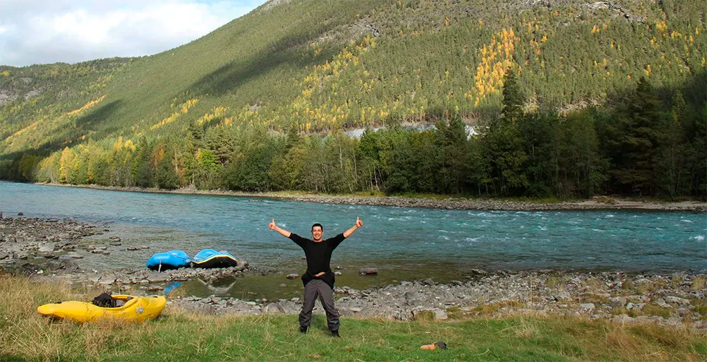 José surfeando una ola con un riverboard