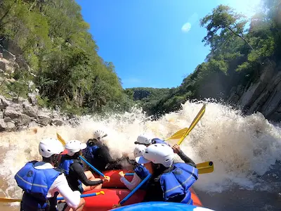 Un grupo de personas remando un rápido en Rafting Amacuzac