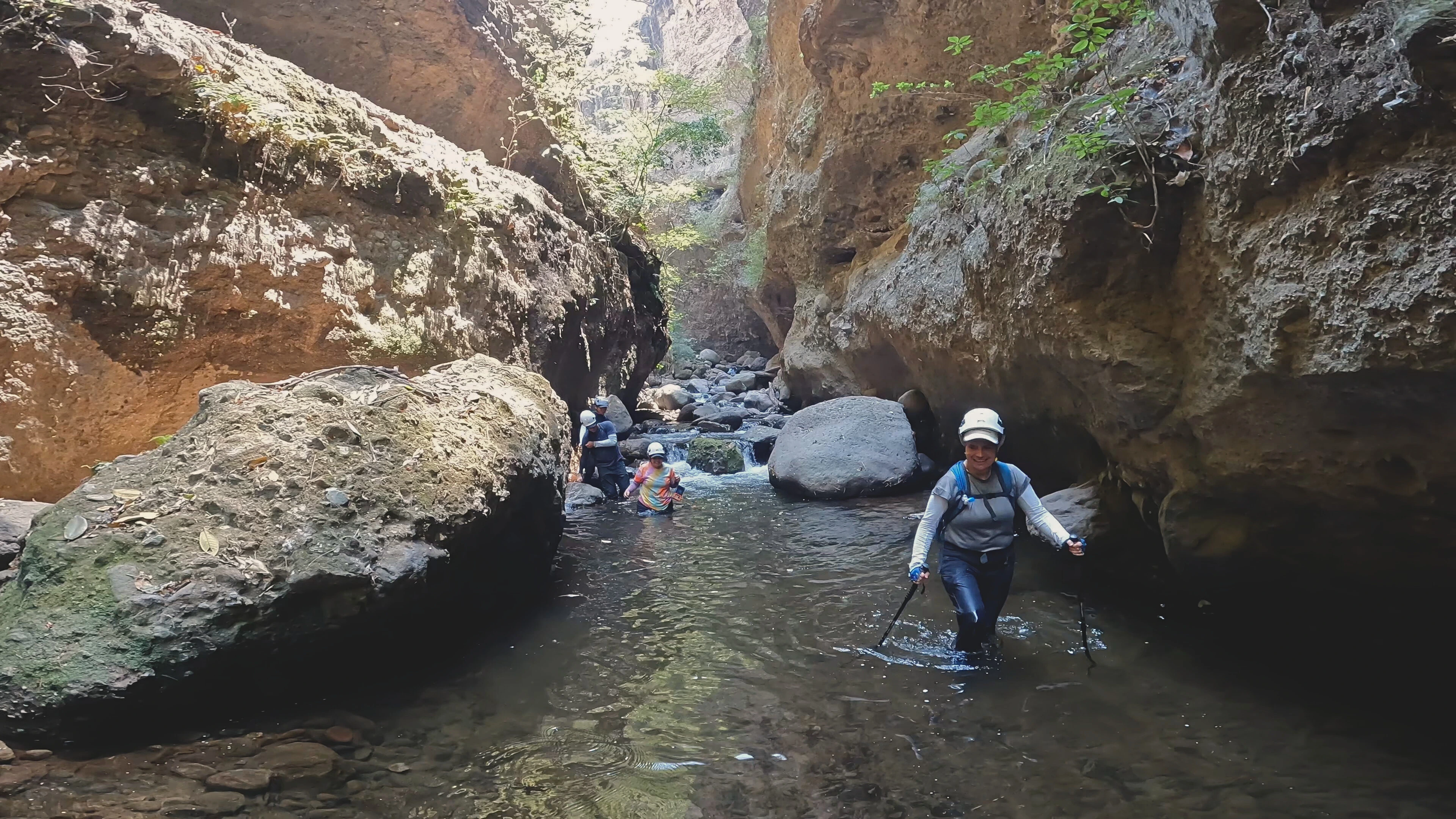 Un fin de semana practicando River Hiking y Espeleísmo