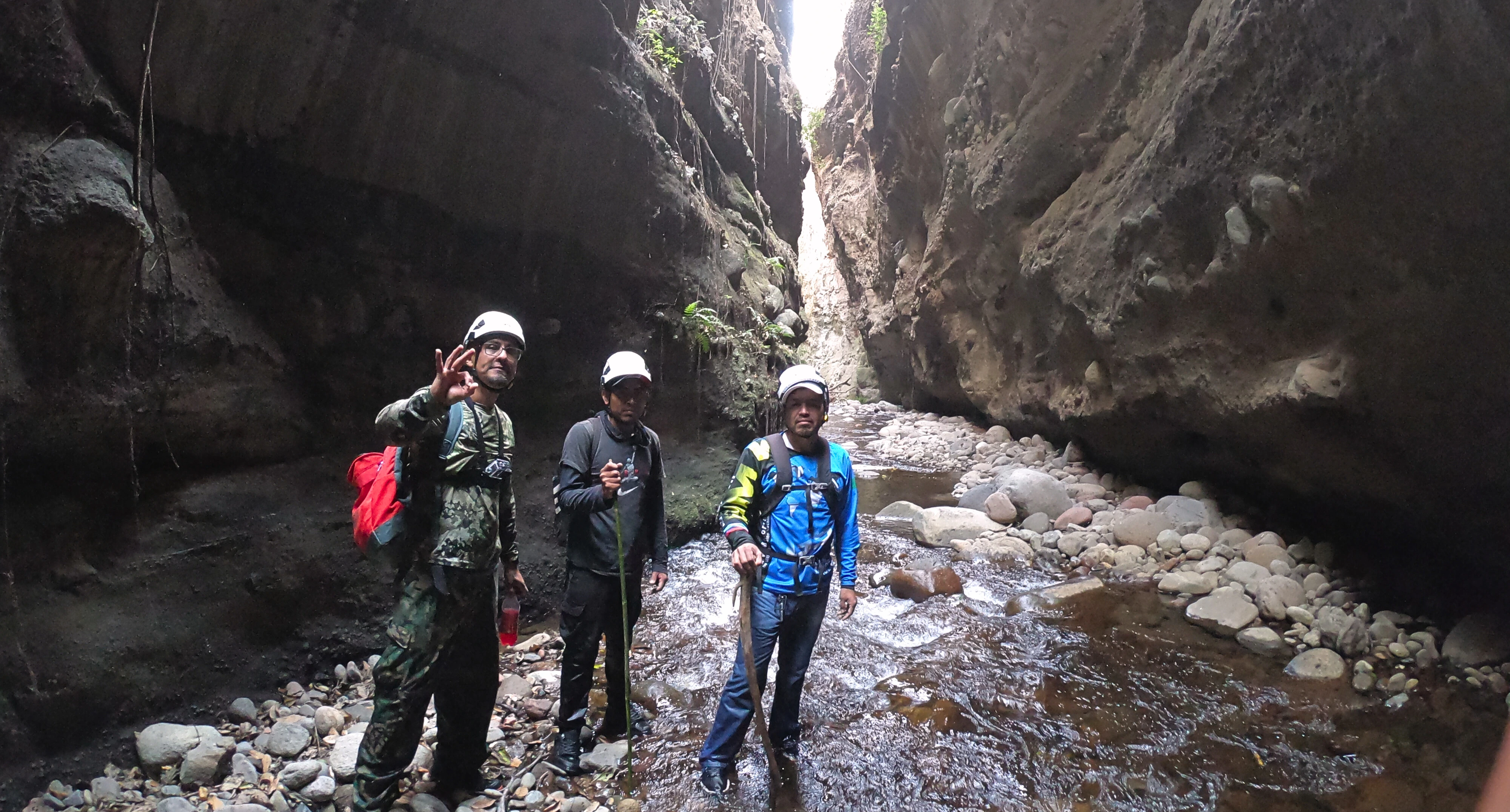 Explorador haciendo river hiking en Morelos
